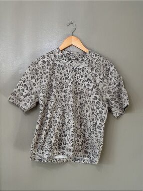 Hollister Gray Leopard Print Short Sleeve Tee